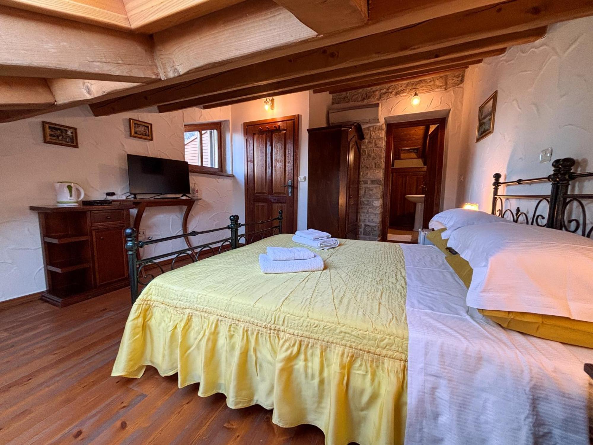City Center Coastal Escape - Apartments With Sea View Or Cozy Room Novigrad  Bagian luar foto